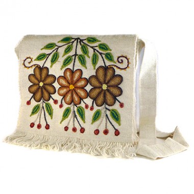 White embroidered Ayacucho bag